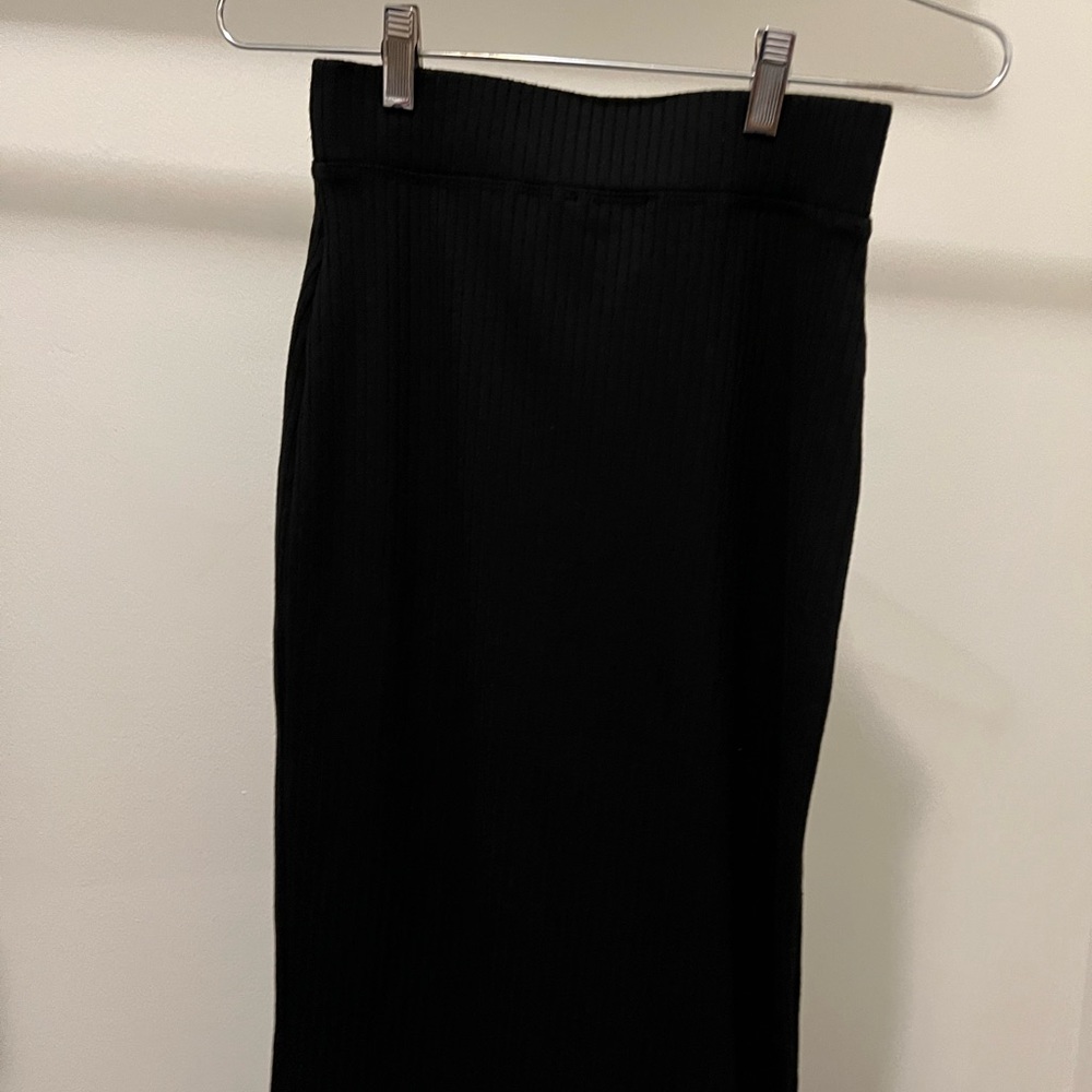 Ribbed midi length black skirt